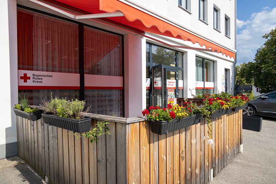 Sommerterrasse mit Holzzaun eingefasst und Blumenkästen der BRK-Tagespflege St. Florian in Eggenfelden